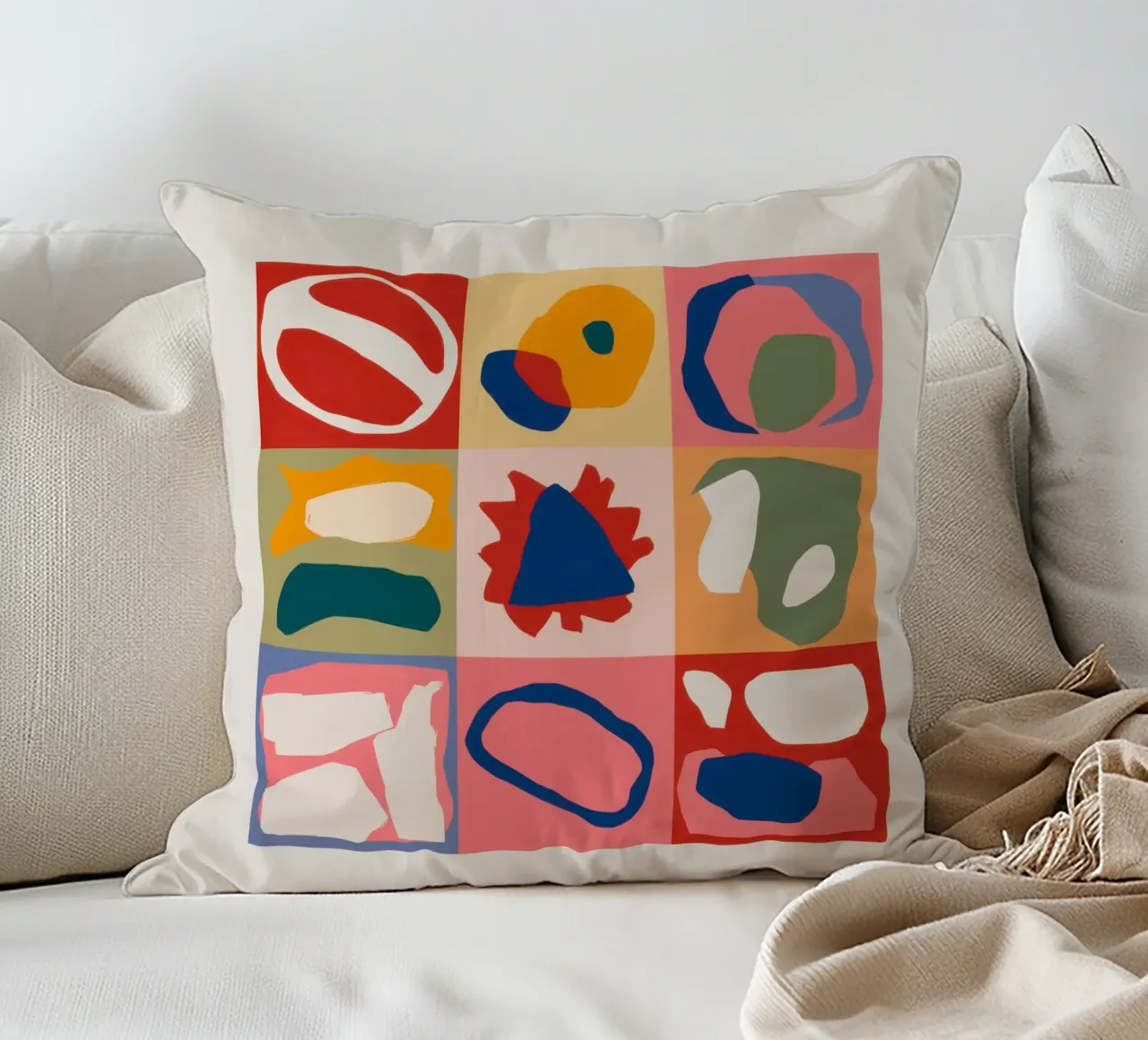 Patchwork di forme giocose cuscino da Prism Ritual