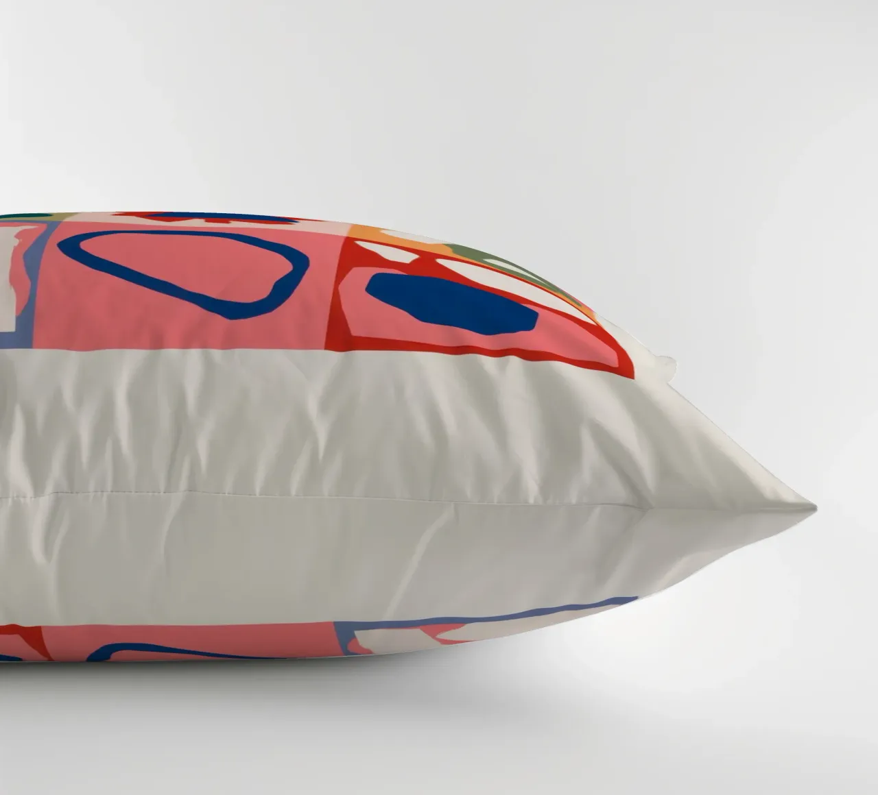 Patchwork di forme giocose cuscino da Prism Ritual