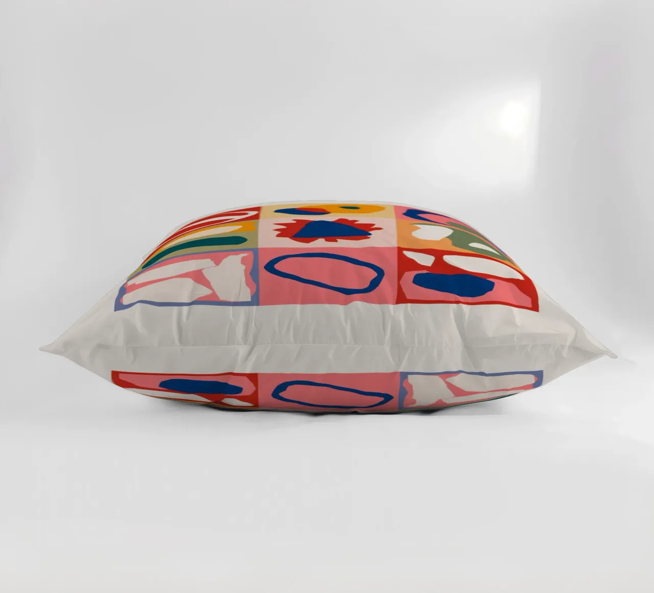 Patchwork di forme giocose cuscino da Prism Ritual