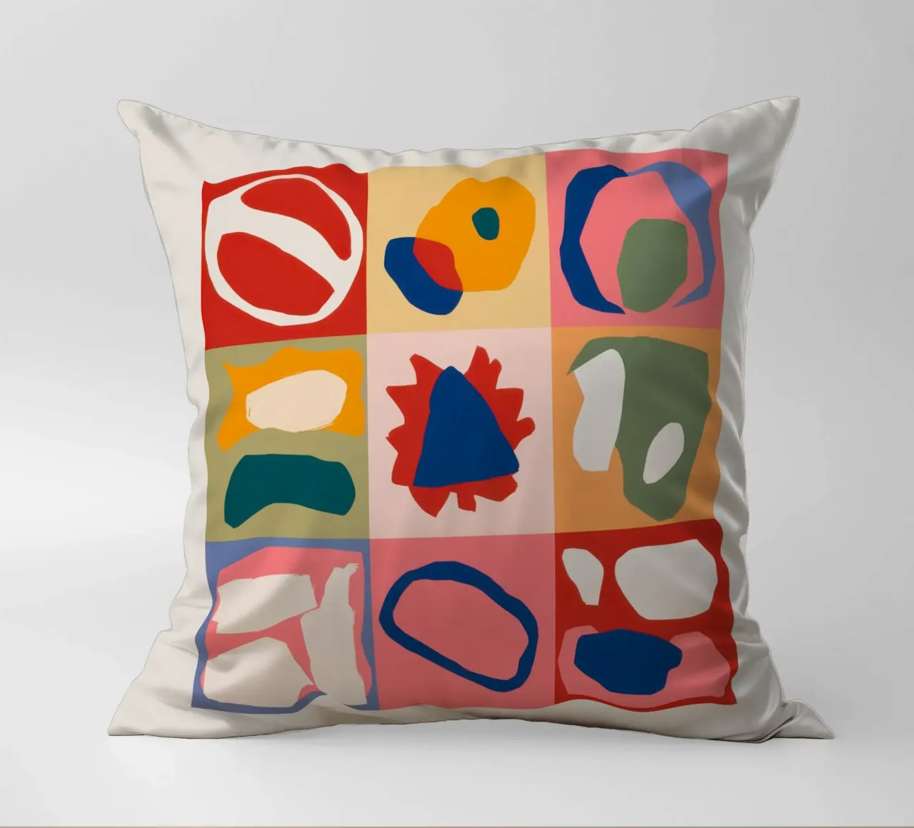 Patchwork di forme giocose cuscino da Prism Ritual