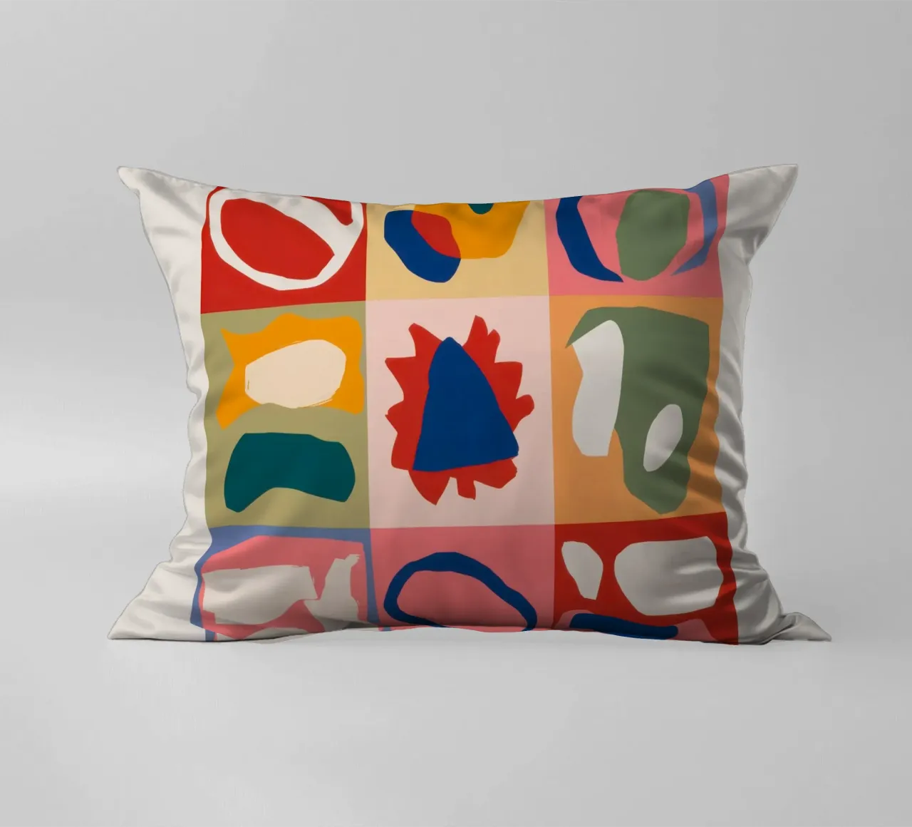 Patchwork di forme giocose cuscino da Prism Ritual