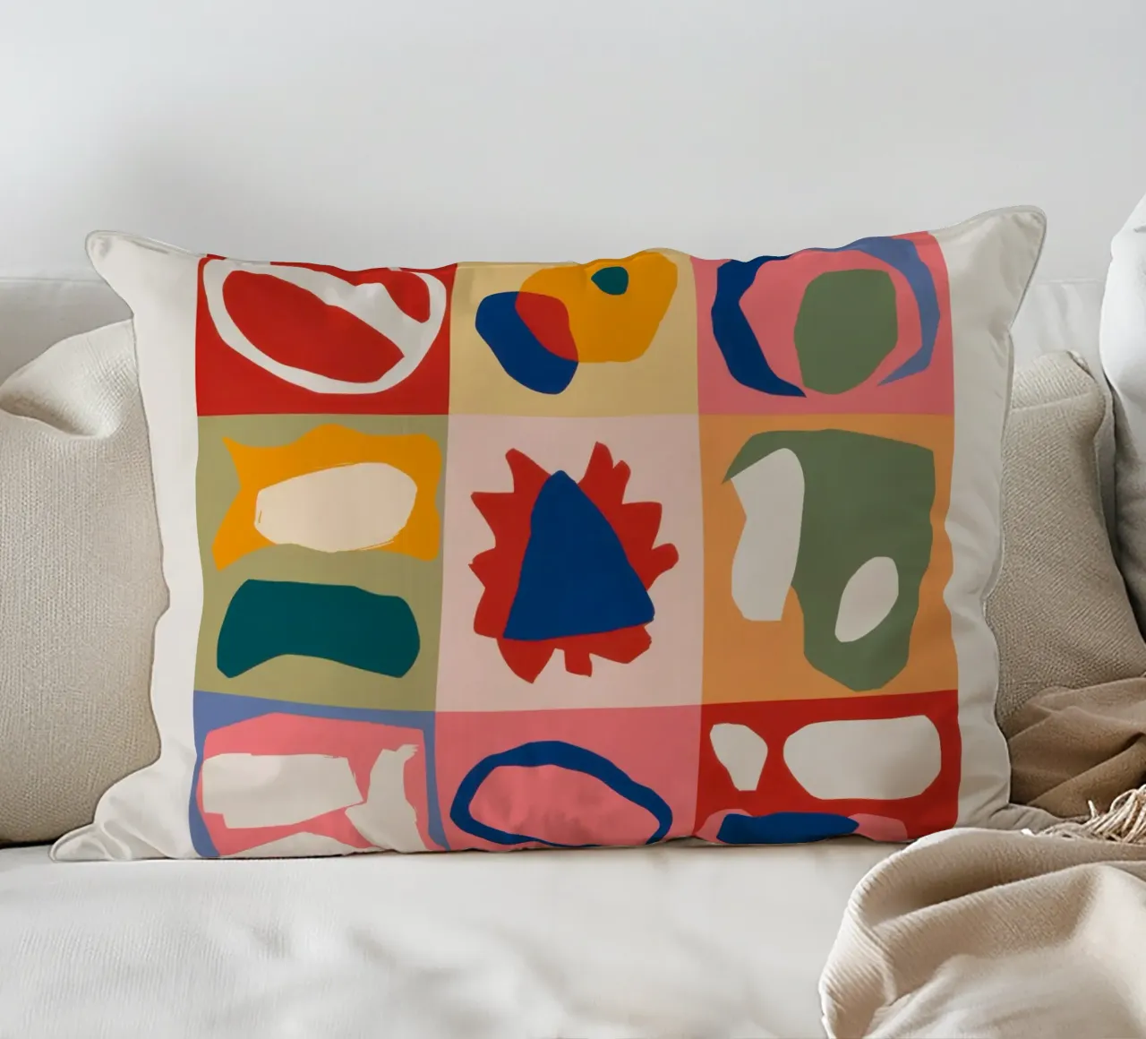 Patchwork di forme giocose cuscino da Prism Ritual