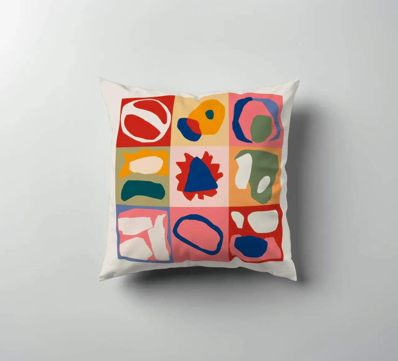 Patchwork di forme giocose cuscino da Prism Ritual