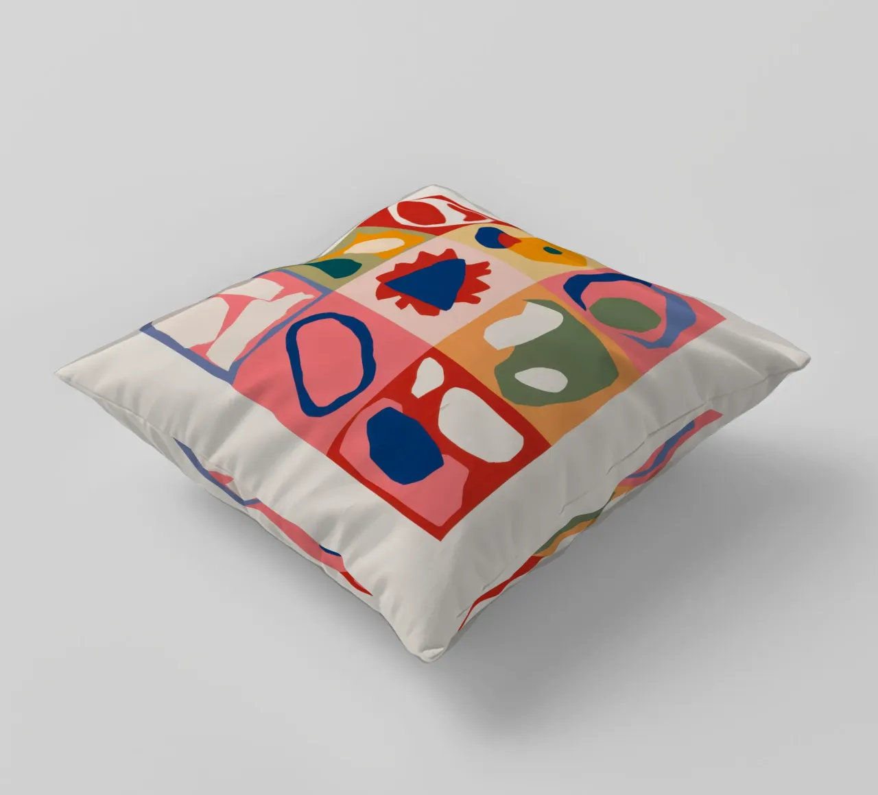 Patchwork di forme giocose cuscino da Prism Ritual