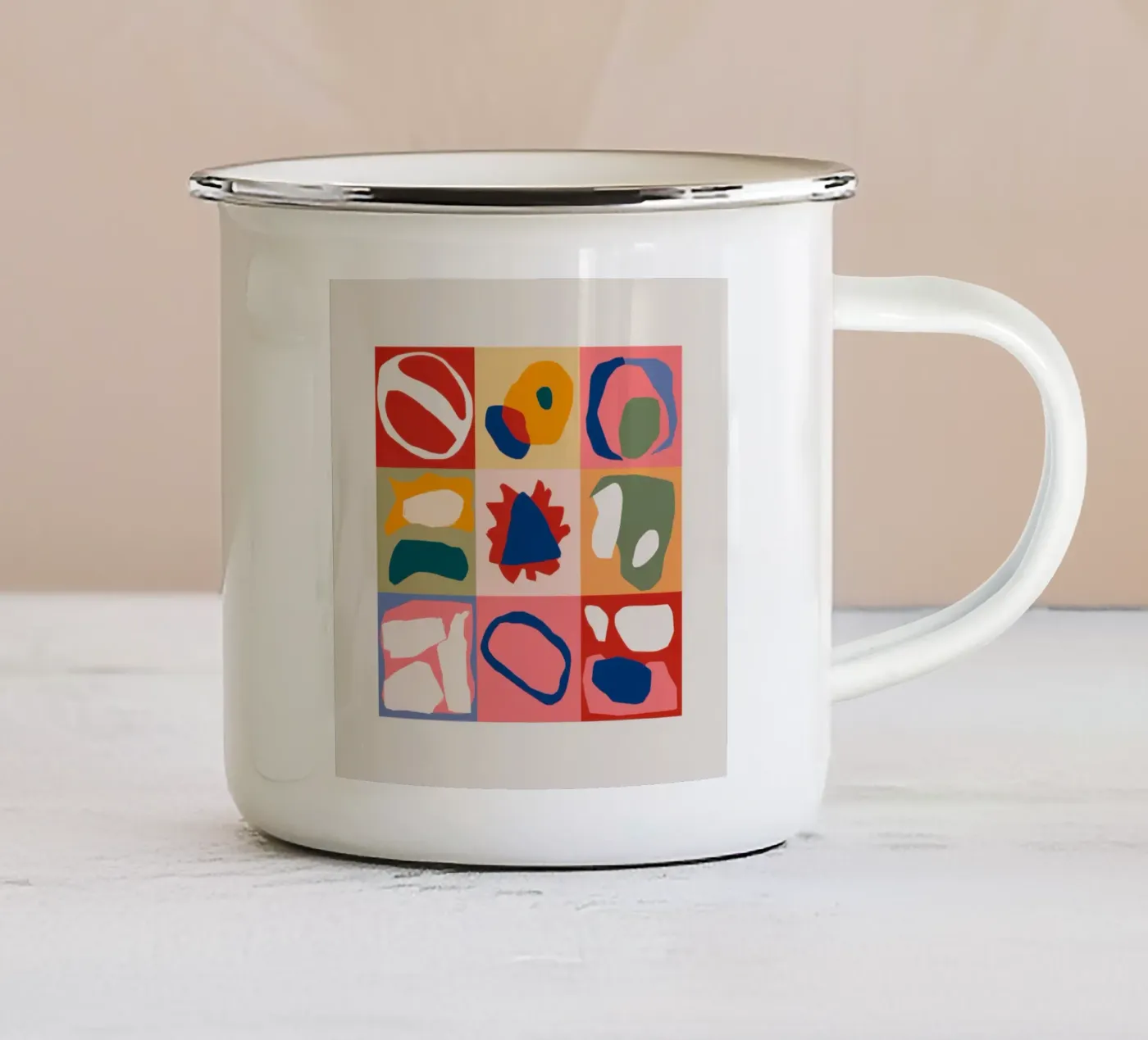 Patchwork di forme giocose tazza in smalto da Prism Ritual