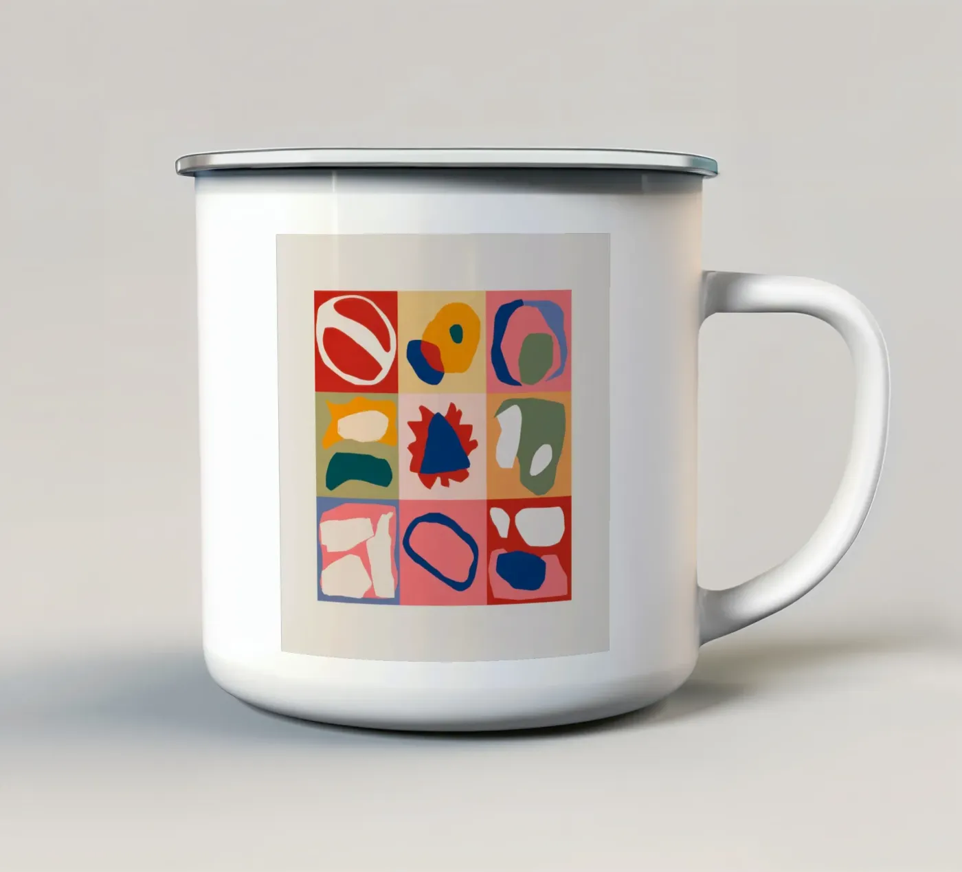 Patchwork di forme giocose tazza in smalto da Prism Ritual