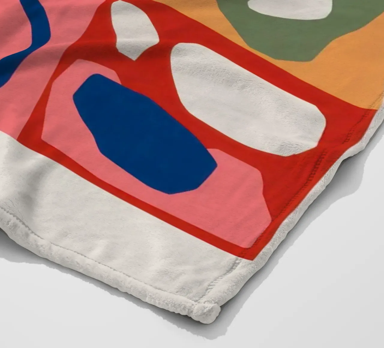 Patchwork di forme giocose coperta in pile da Prism Ritual