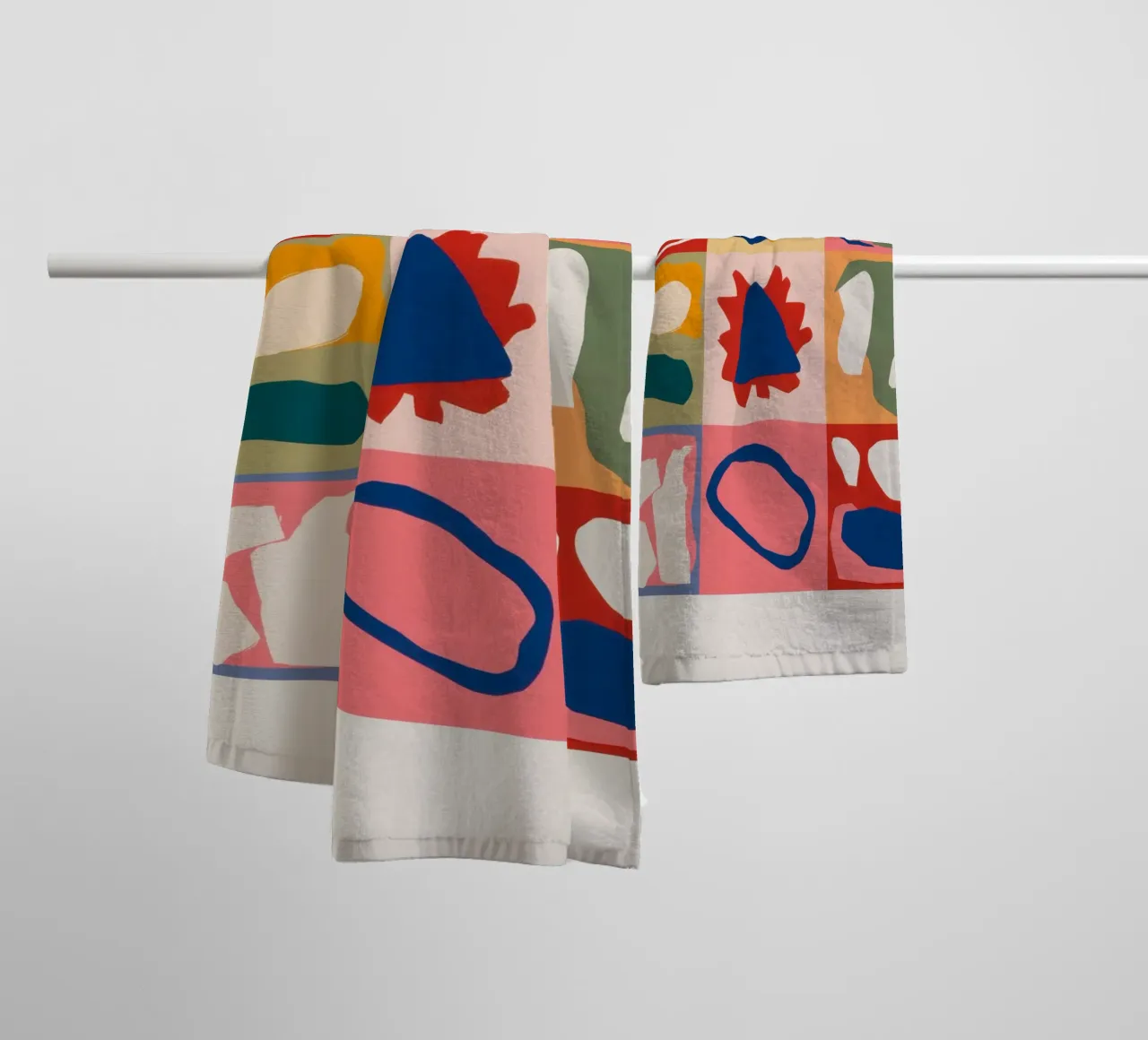 Patchwork di forme giocose asciugamano da bagno da Prism Ritual