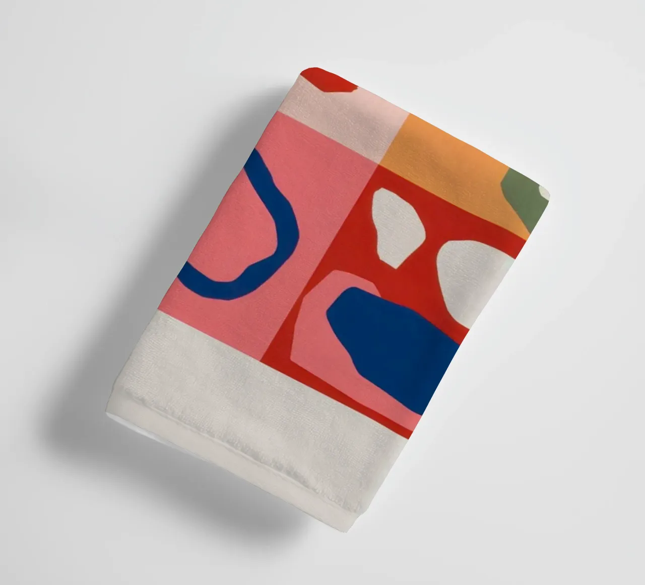 Patchwork di forme giocose asciugamano da bagno da Prism Ritual