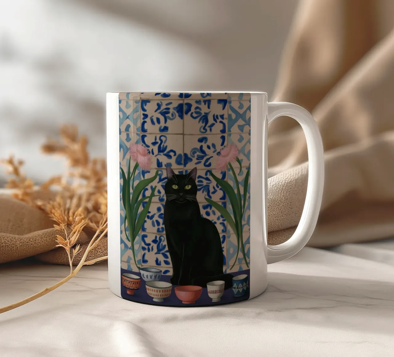 Gatto nero, notte floreale tazza in ceramica da Flock Reverie