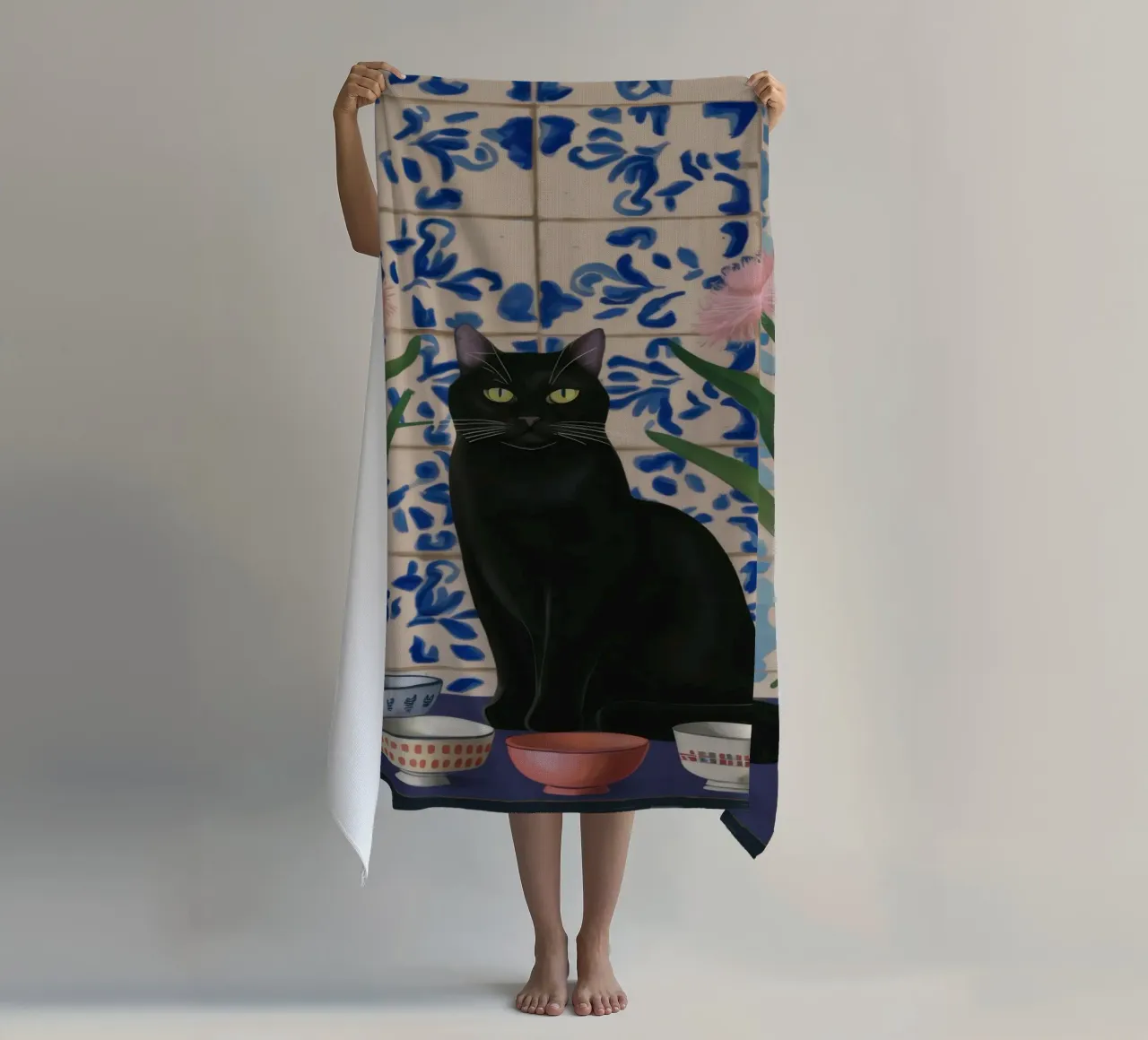 Gatto nero, notte floreale telo mare da Flock Reverie