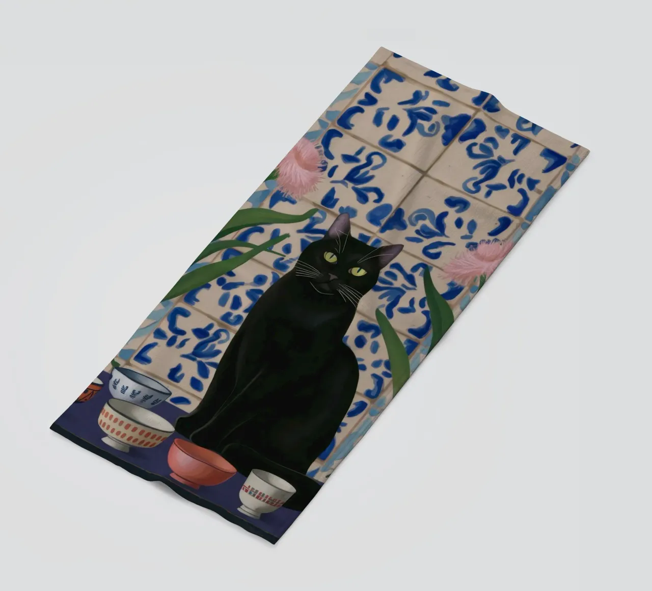 Gatto nero, notte floreale telo mare da Flock Reverie