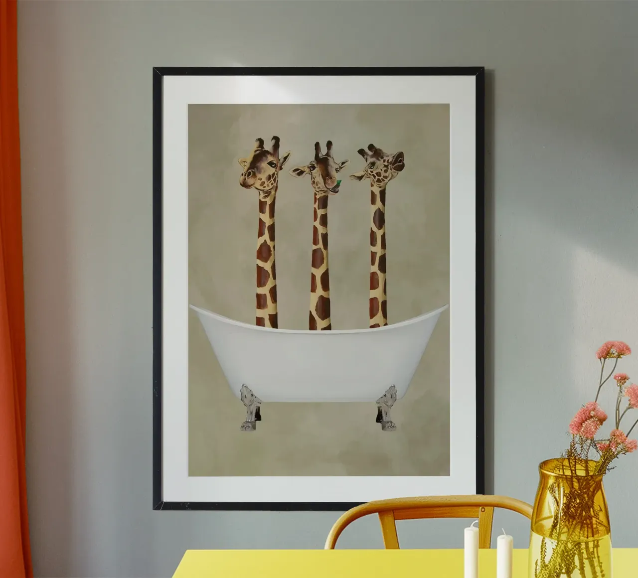 Coco De Paris - Giraffe nella vasca da bagno poster con telaio in legno da muench benjamin