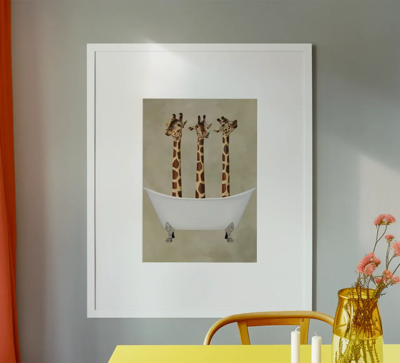 Coco De Paris - Giraffe nella vasca da bagno poster con telaio in legno da muench benjamin