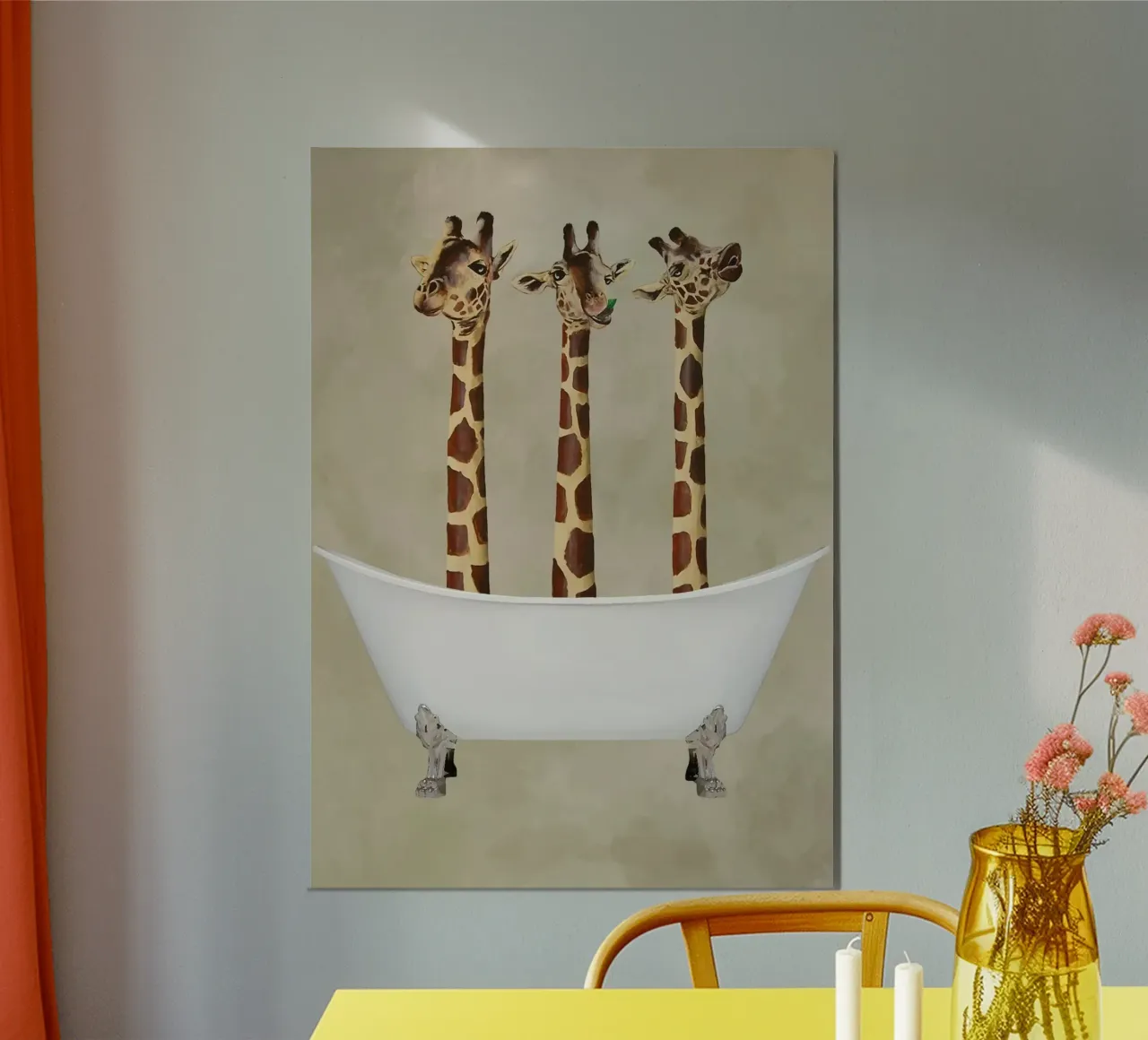 Coco De Paris - Giraffe nella vasca da bagno poster con telaio in legno da muench benjamin