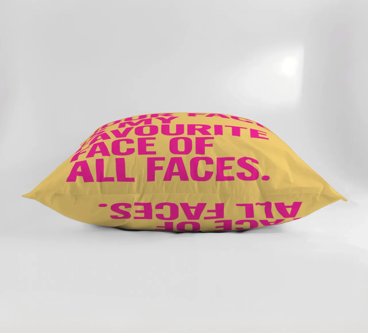Dritto in faccia cuscino da QuooodZ by MooodzArt