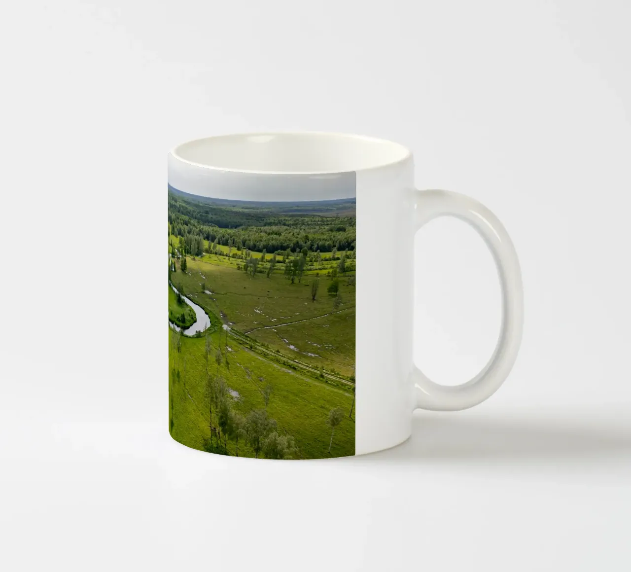 Vista aerea di un fiume tortuoso in Estonia tazza in ceramica da anderm