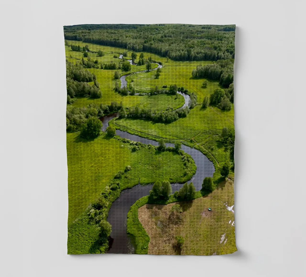 Vue aérienne d'une rivière sinueuse en Estonie torchon de anderm