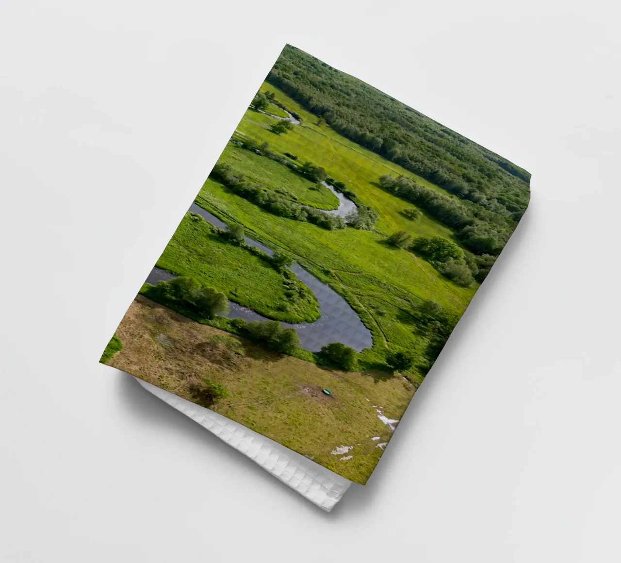 Vue aérienne d'une rivière sinueuse en Estonie torchon de anderm