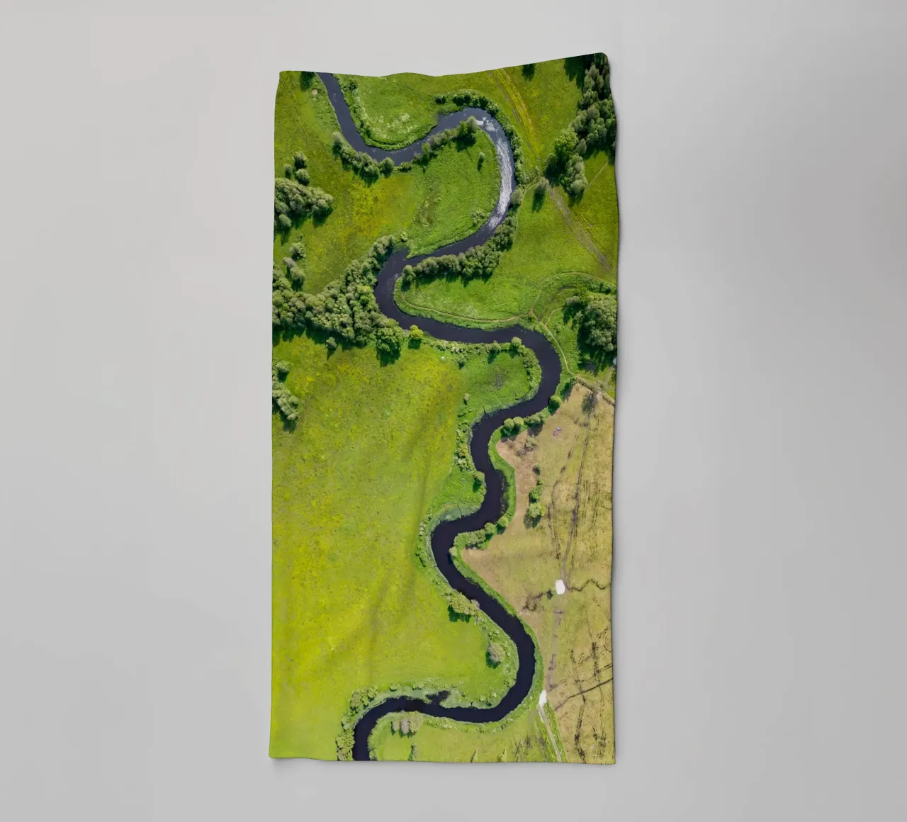 Vue aérienne d'une rivière sinueuse en Estonie serviette de bain de anderm