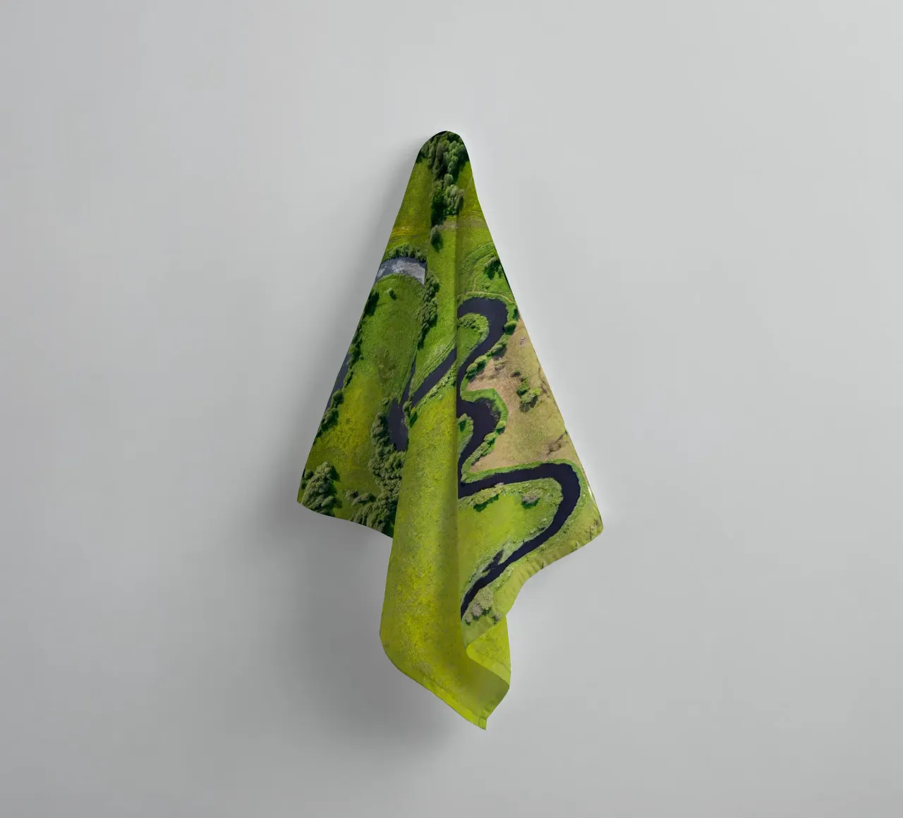 Vue aérienne d'une rivière sinueuse en Estonie serviette de bain de anderm