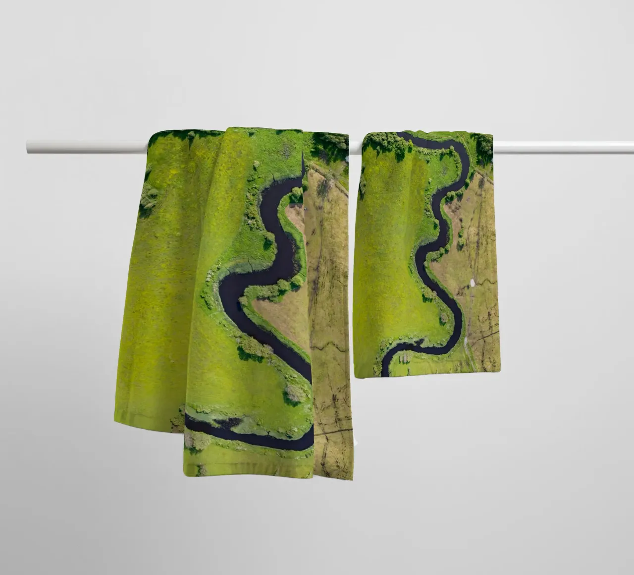 Vue aérienne d'une rivière sinueuse en Estonie serviette de bain de anderm