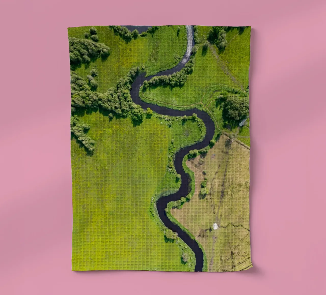 Vue aérienne d'une rivière sinueuse en Estonie torchon de anderm