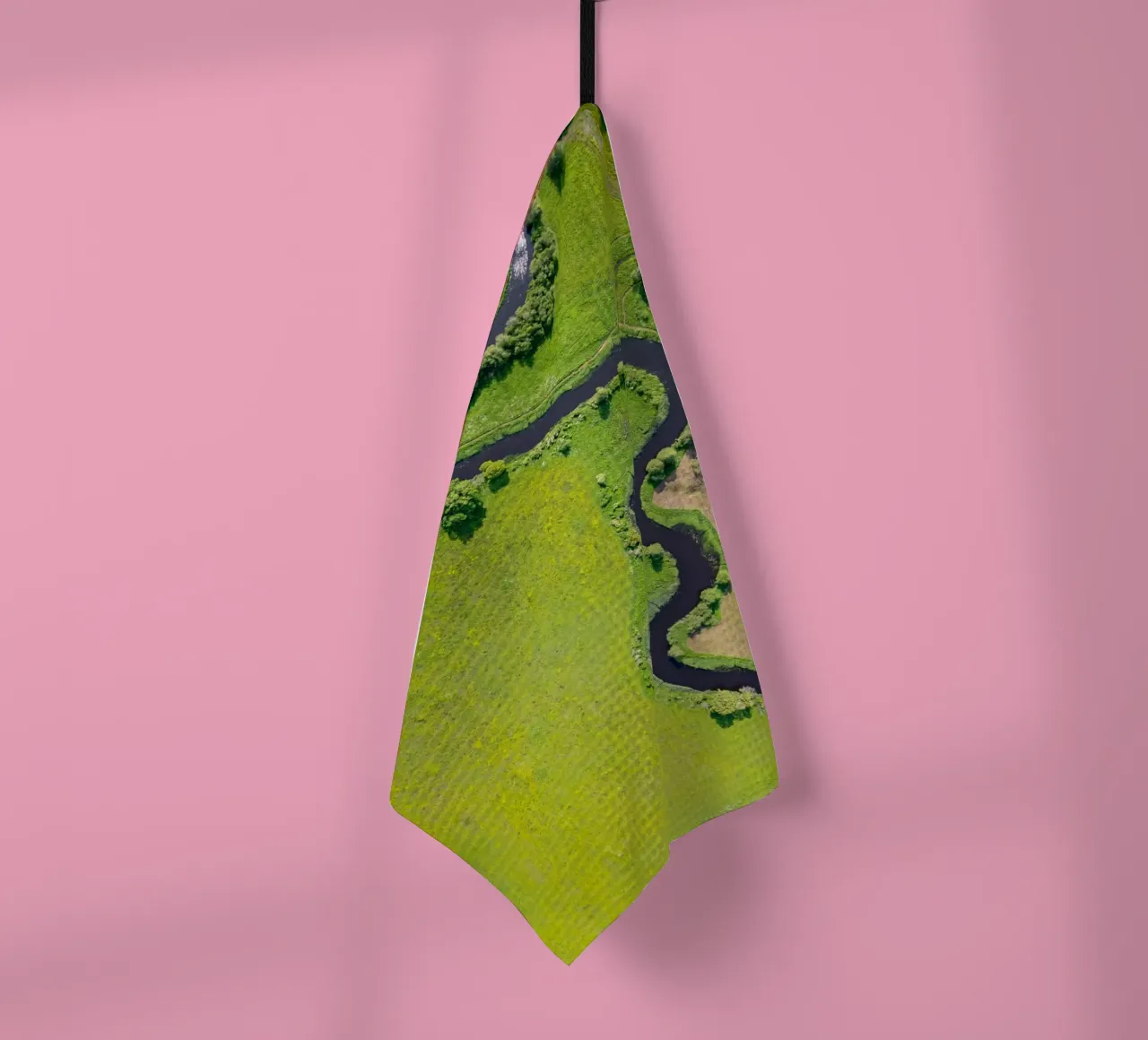 Vue aérienne d'une rivière sinueuse en Estonie torchon de anderm