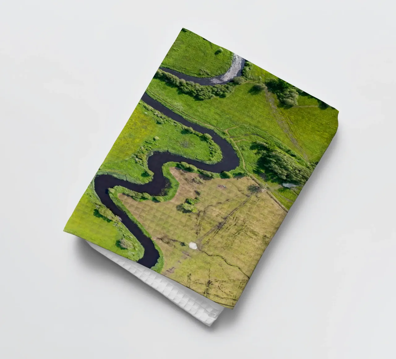 Vue aérienne d'une rivière sinueuse en Estonie torchon de anderm