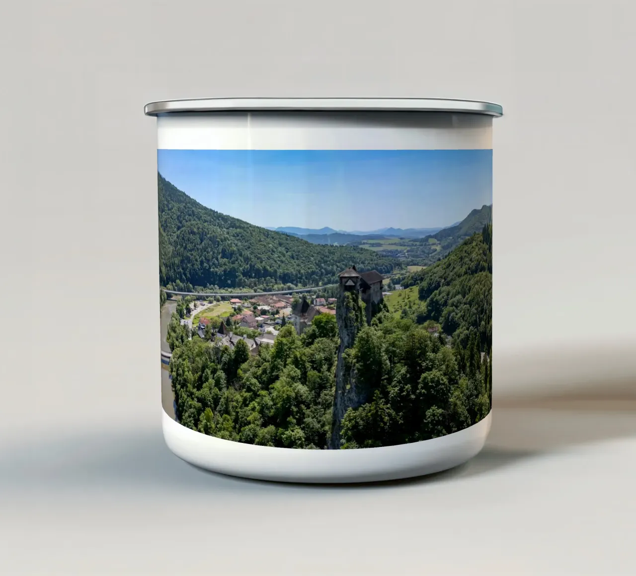 Vista aerea del castello di Orava in Slovacchia tazza in smalto da anderm