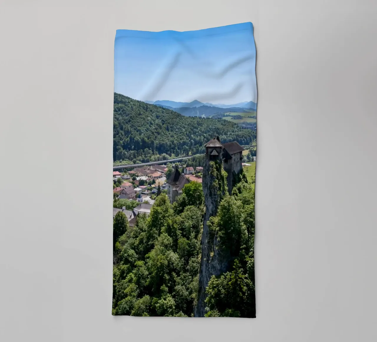 Vue aérienne du château d'Orava en Slovaquie serviette de bain de anderm