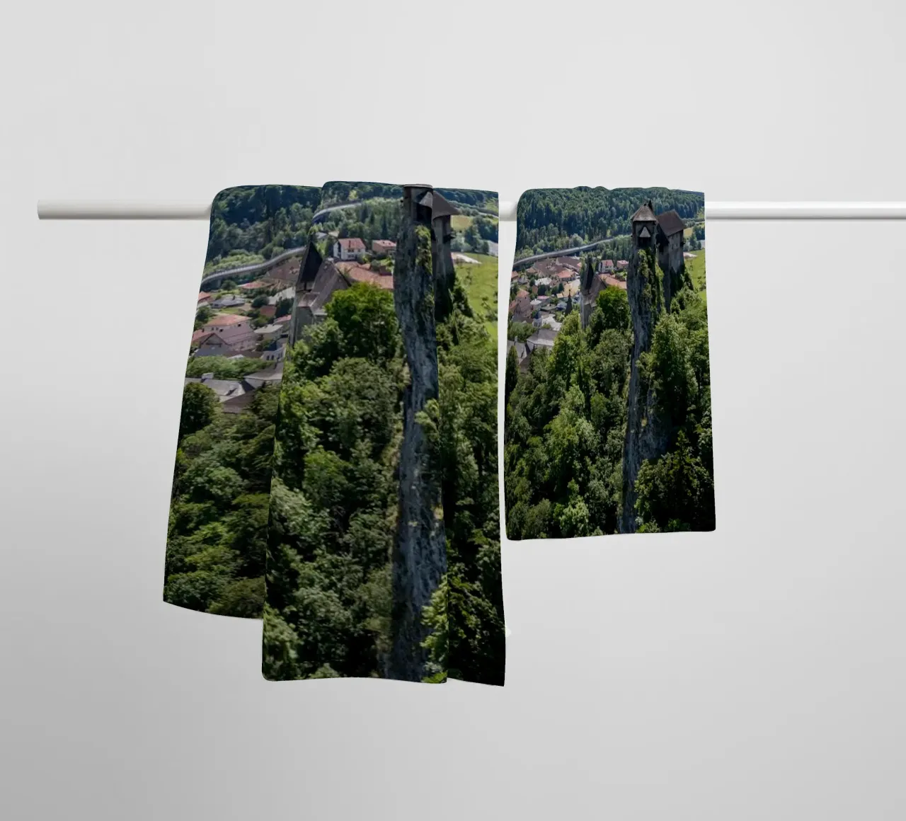 Vue aérienne du château d'Orava en Slovaquie serviette de bain de anderm