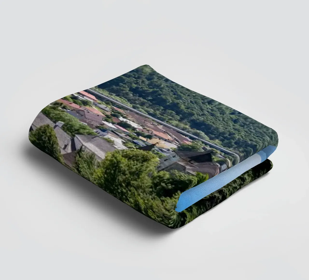 Vue aérienne du château d'Orava en Slovaquie serviette de bain de anderm