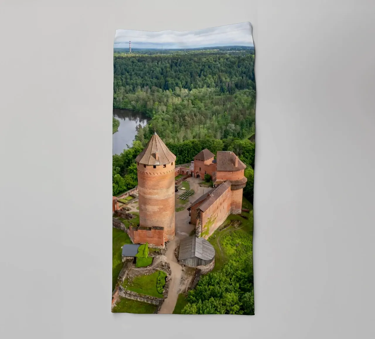 Vista aerea del castello di Turaida in Lettonia asciugamano da bagno da anderm