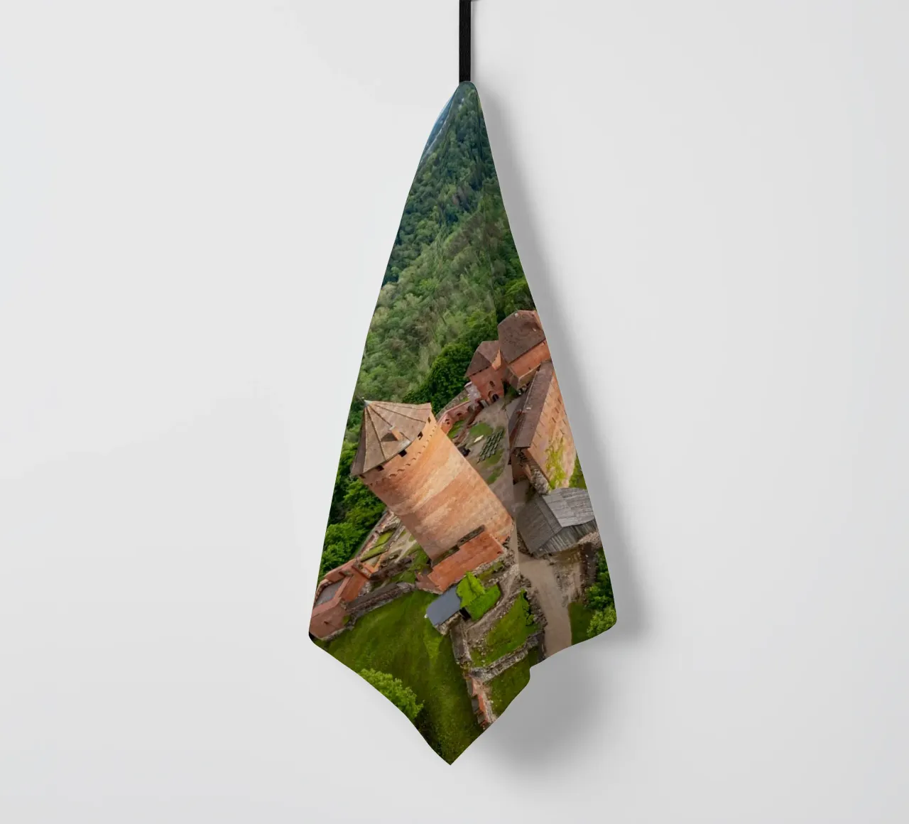 Vue aérienne du château de Turaida en Lettonie torchon de anderm