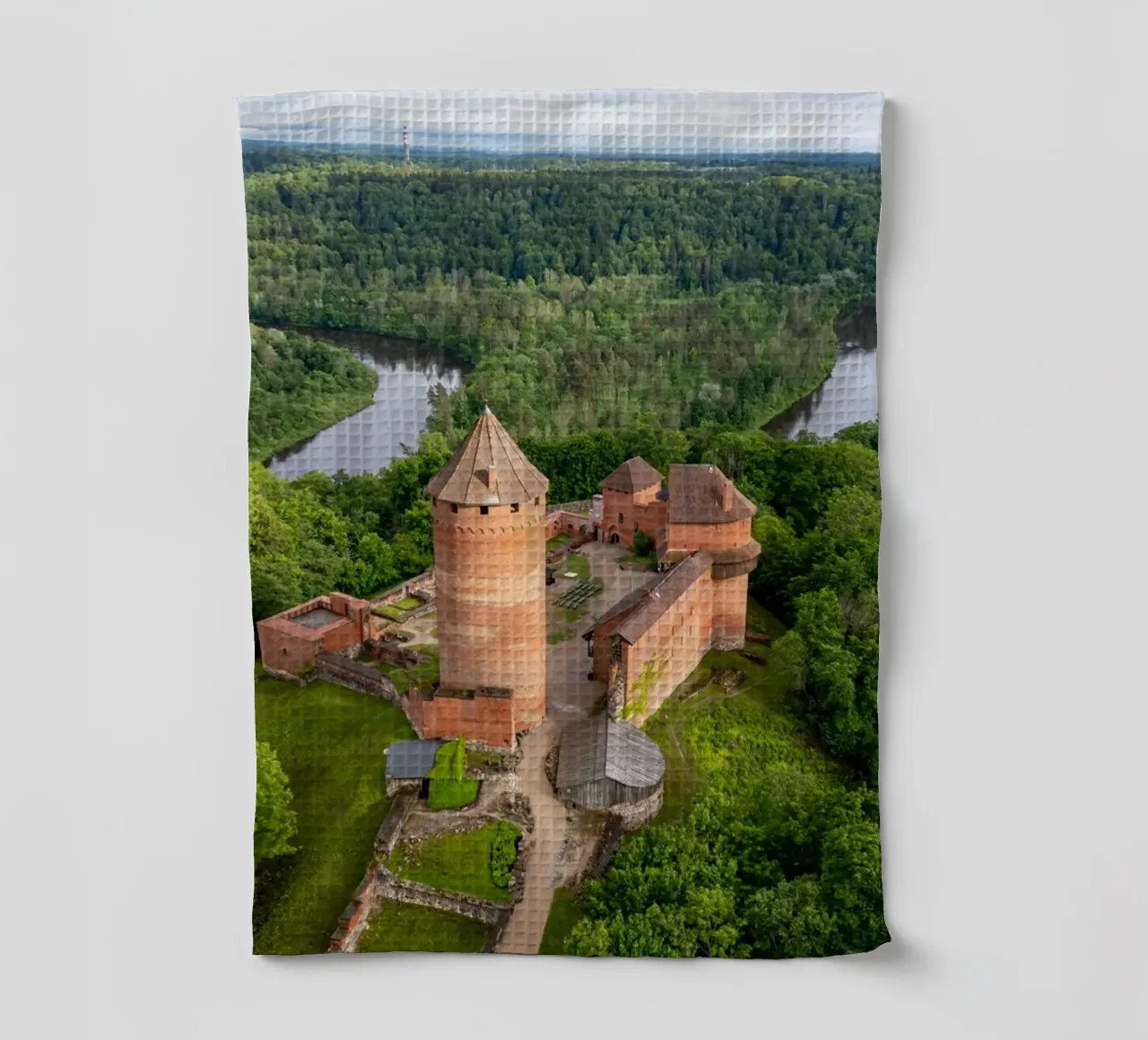 Vue aérienne du château de Turaida en Lettonie torchon de anderm