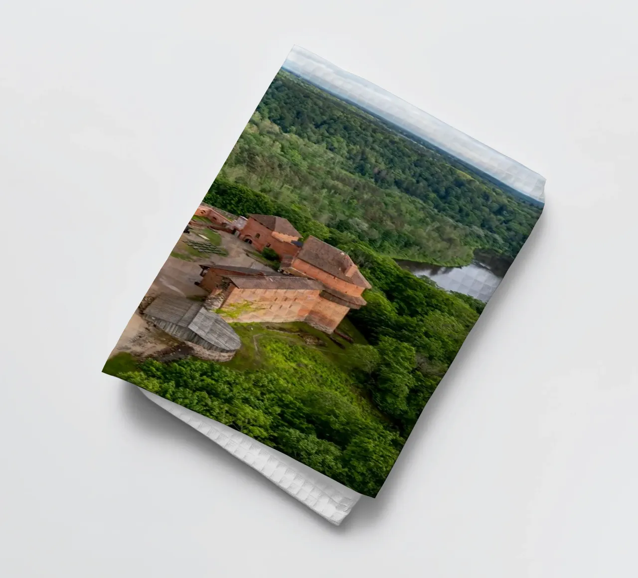 Vue aérienne du château de Turaida en Lettonie torchon de anderm