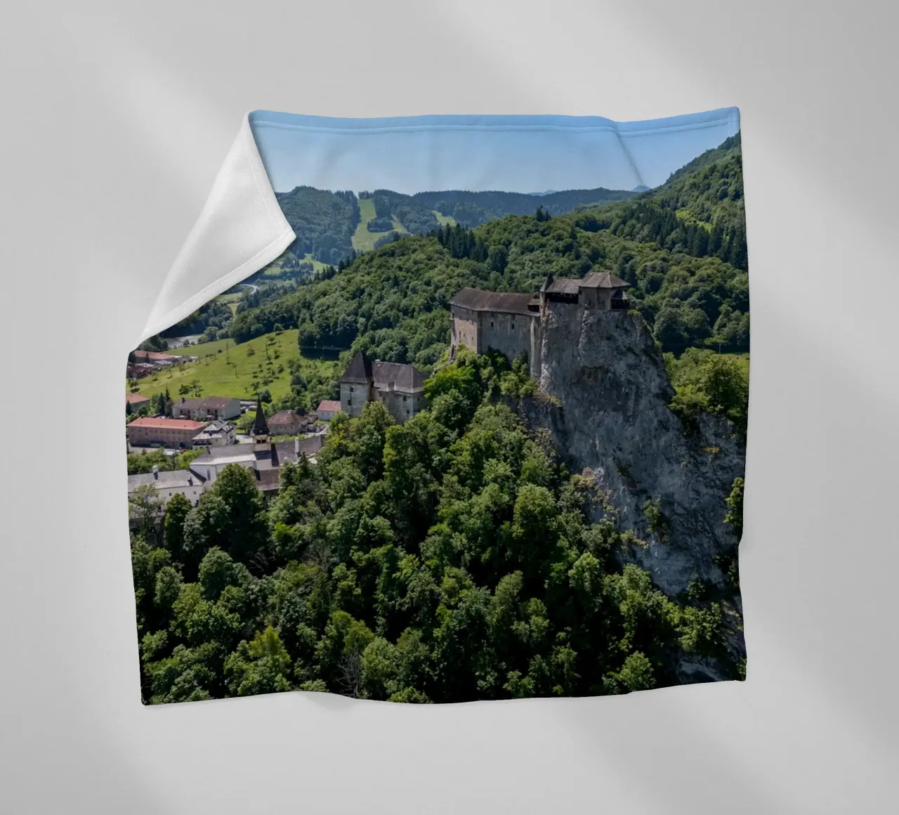 Vista aerea del castello di Orava in Slovacchia coperta in pile da anderm