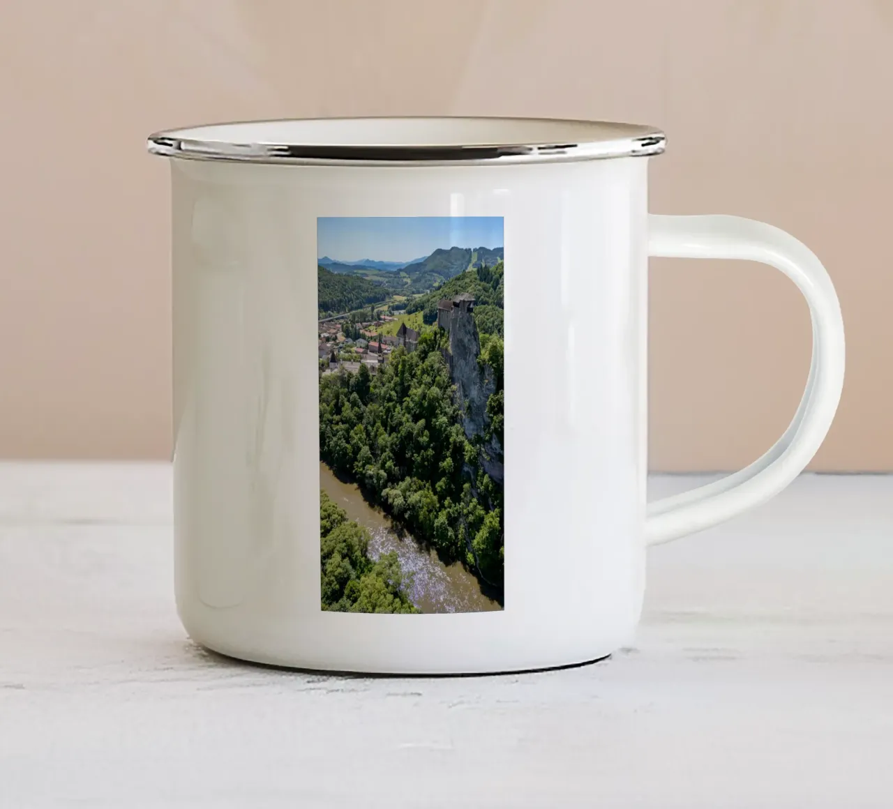 Vista aerea del castello di Orava in Slovacchia tazza in smalto da anderm