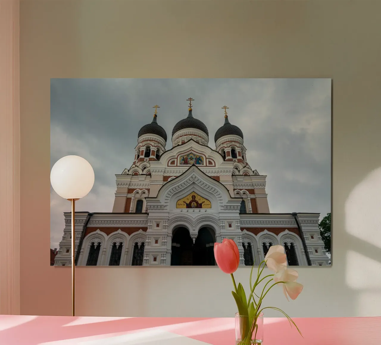 Cattedrale ortodossa Alexander Nevski a Tallin, Estonia poster con telaio in alluminio da anderm