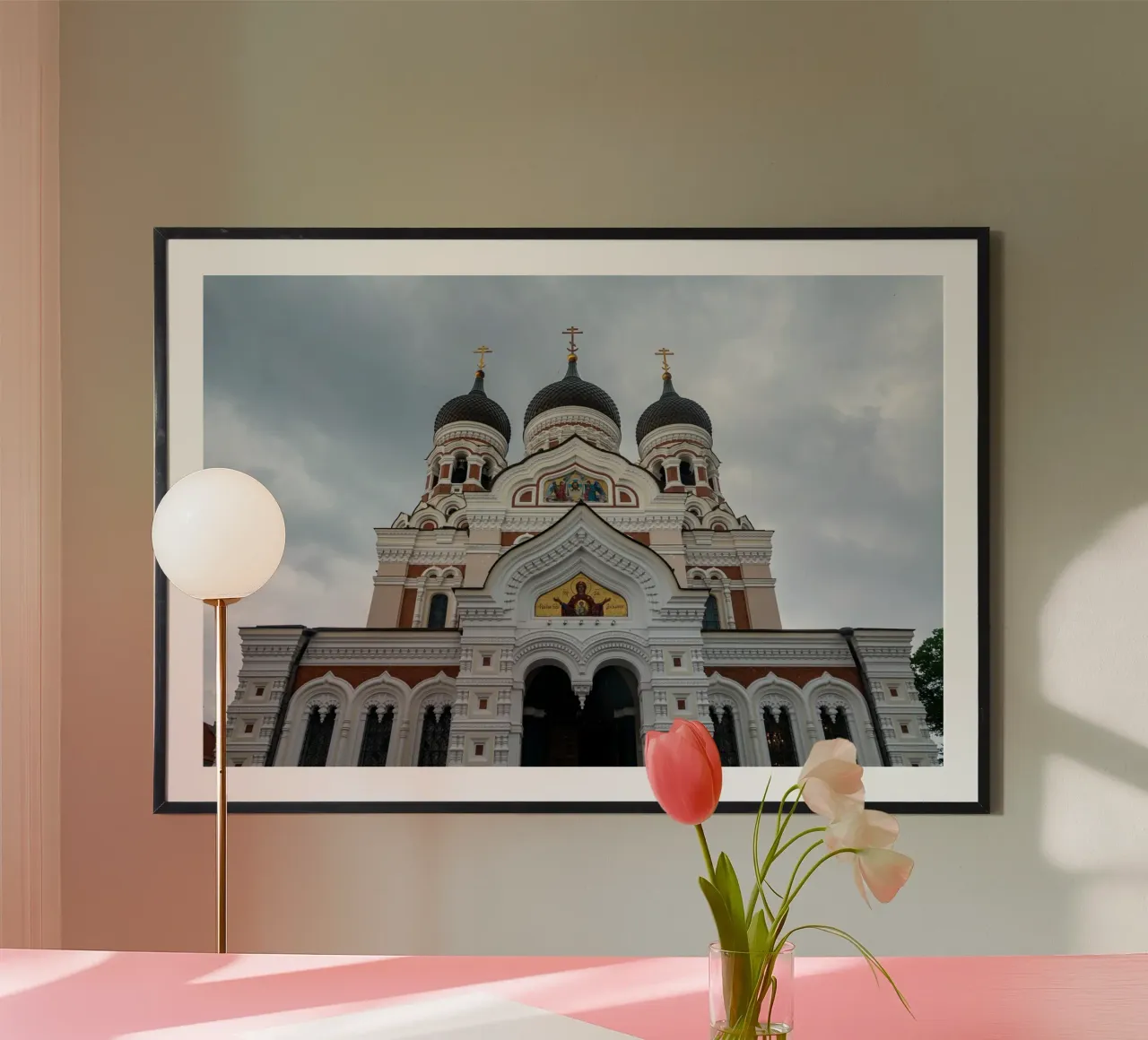 Cattedrale ortodossa Alexander Nevski a Tallin, Estonia poster con telaio in alluminio da anderm
