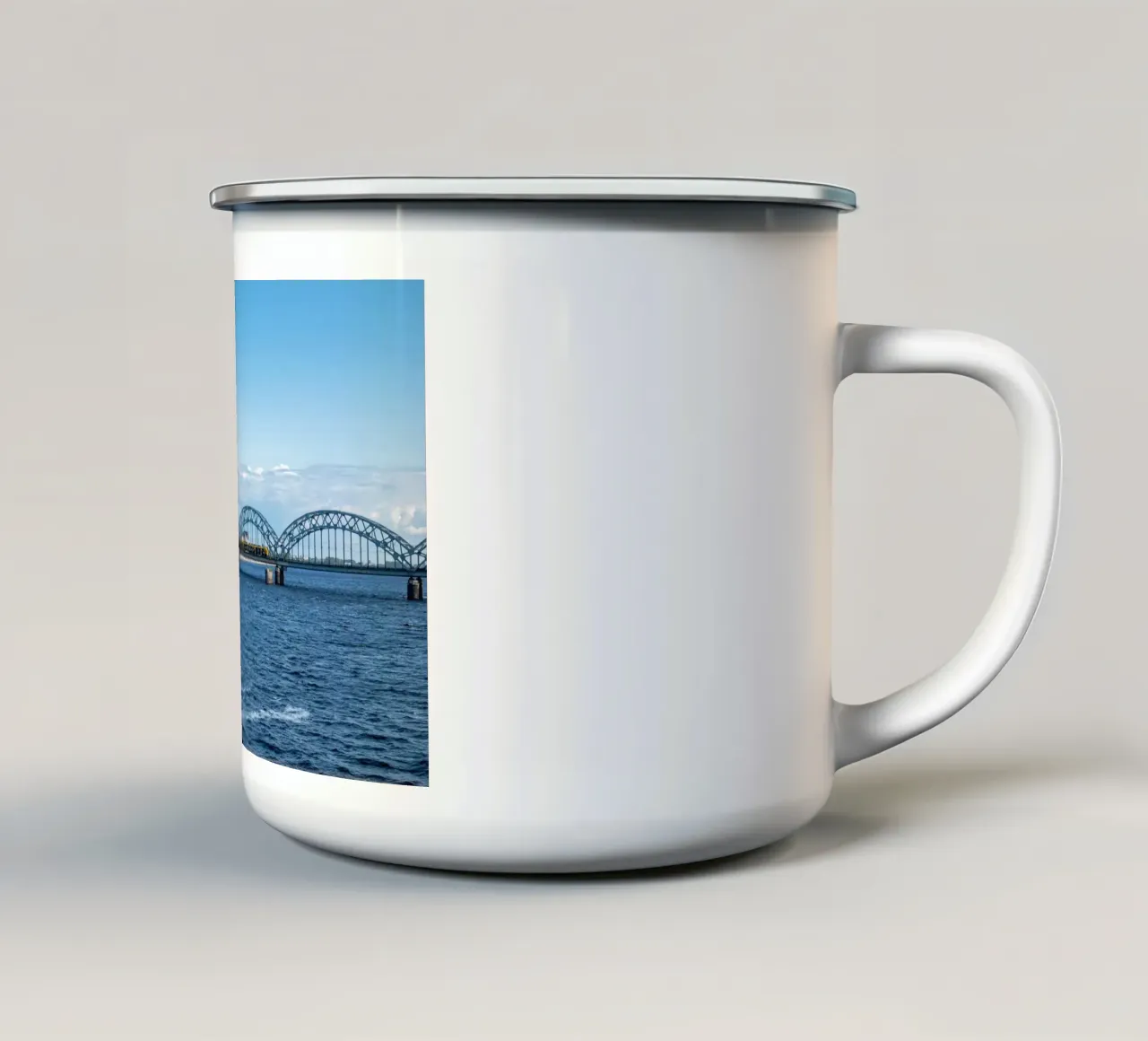 Vue de Riga, capitale de la Lettonie mug en émail de anderm