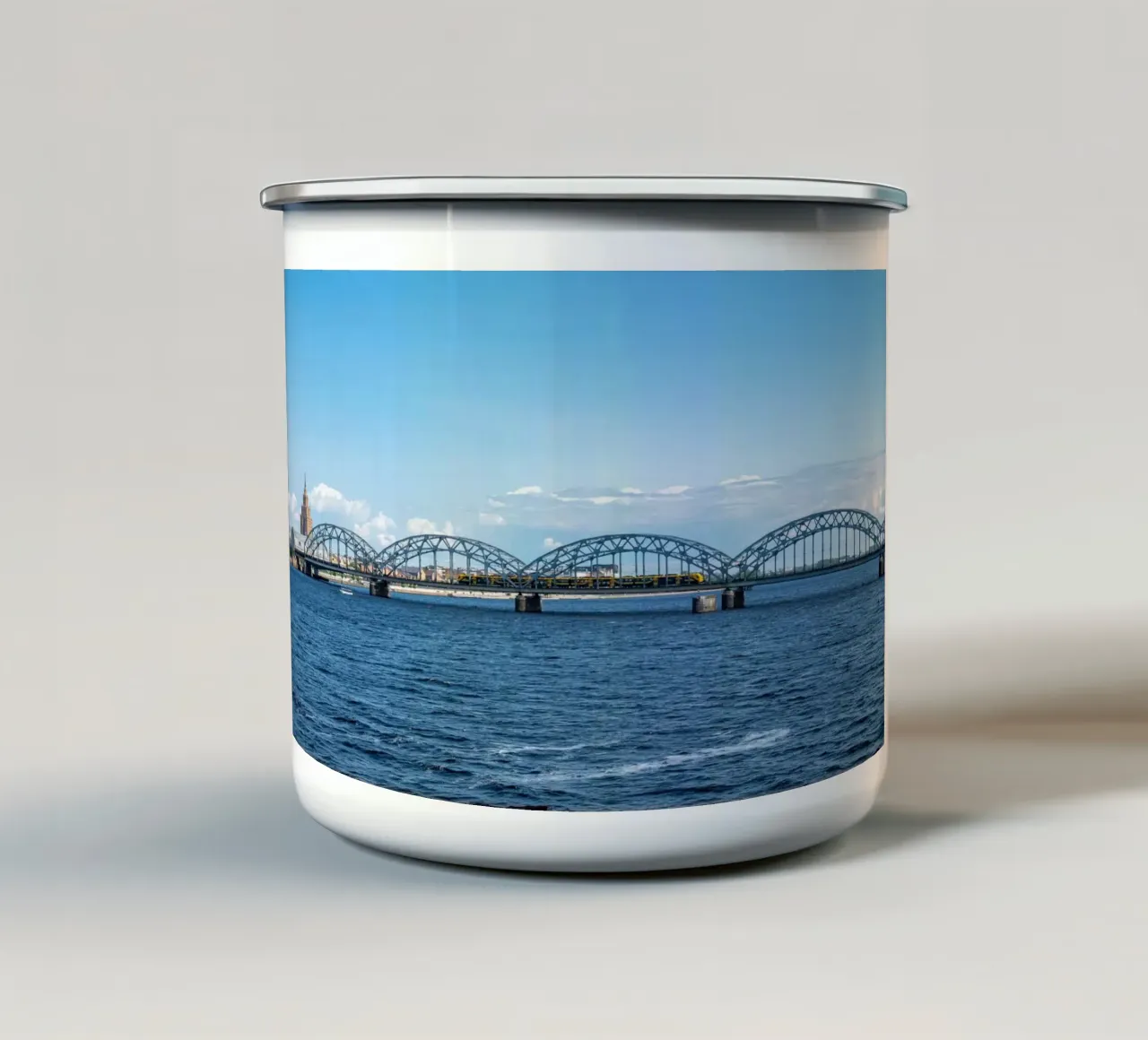 Vue de Riga, capitale de la Lettonie mug en émail de anderm