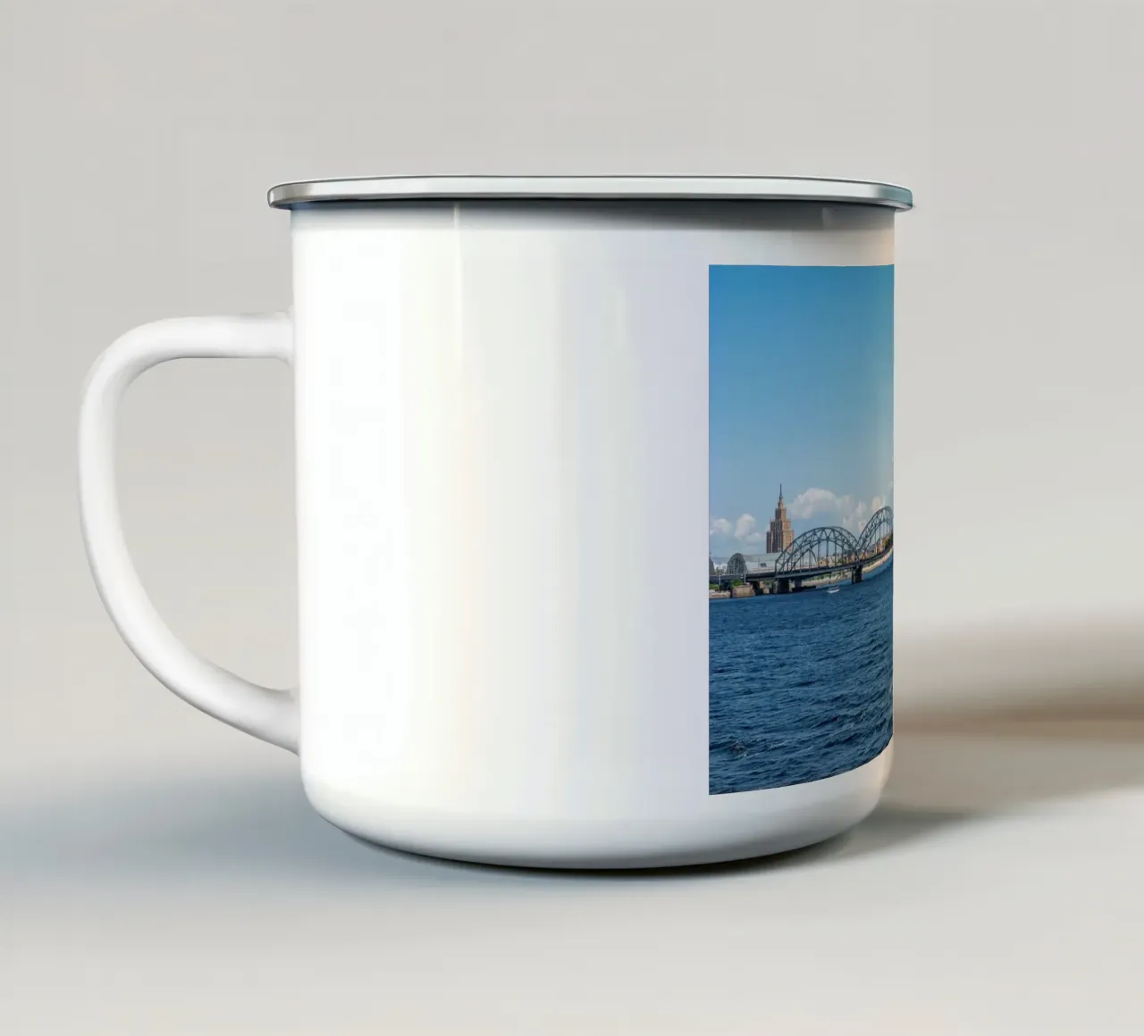 Vue de Riga, capitale de la Lettonie mug en émail de anderm
