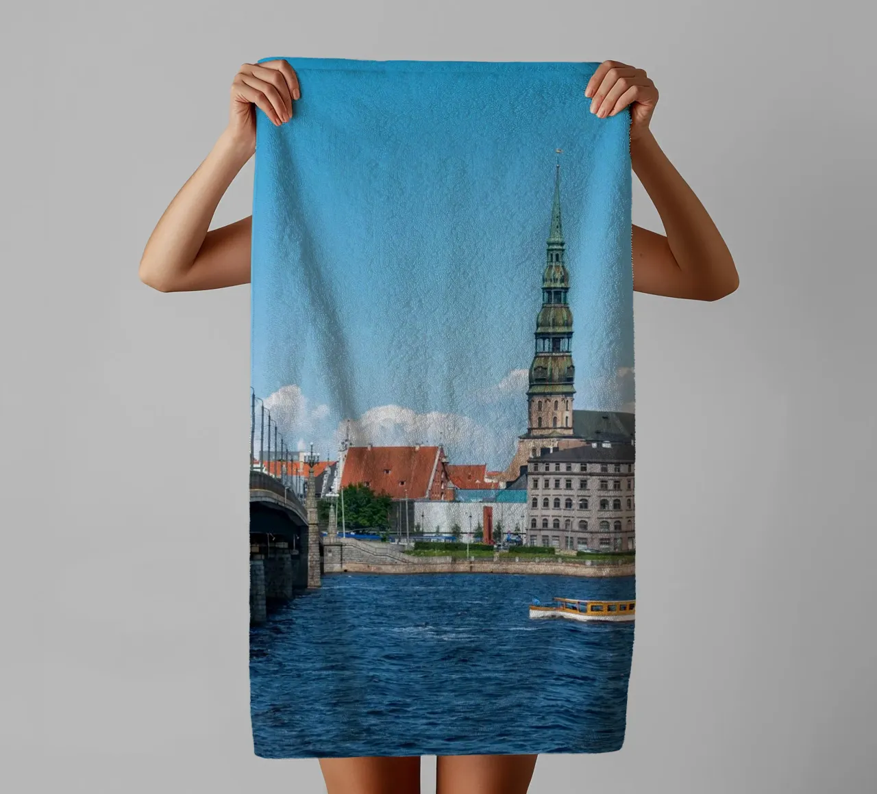 Vue de Riga, capitale de la Lettonie serviette de bain de anderm