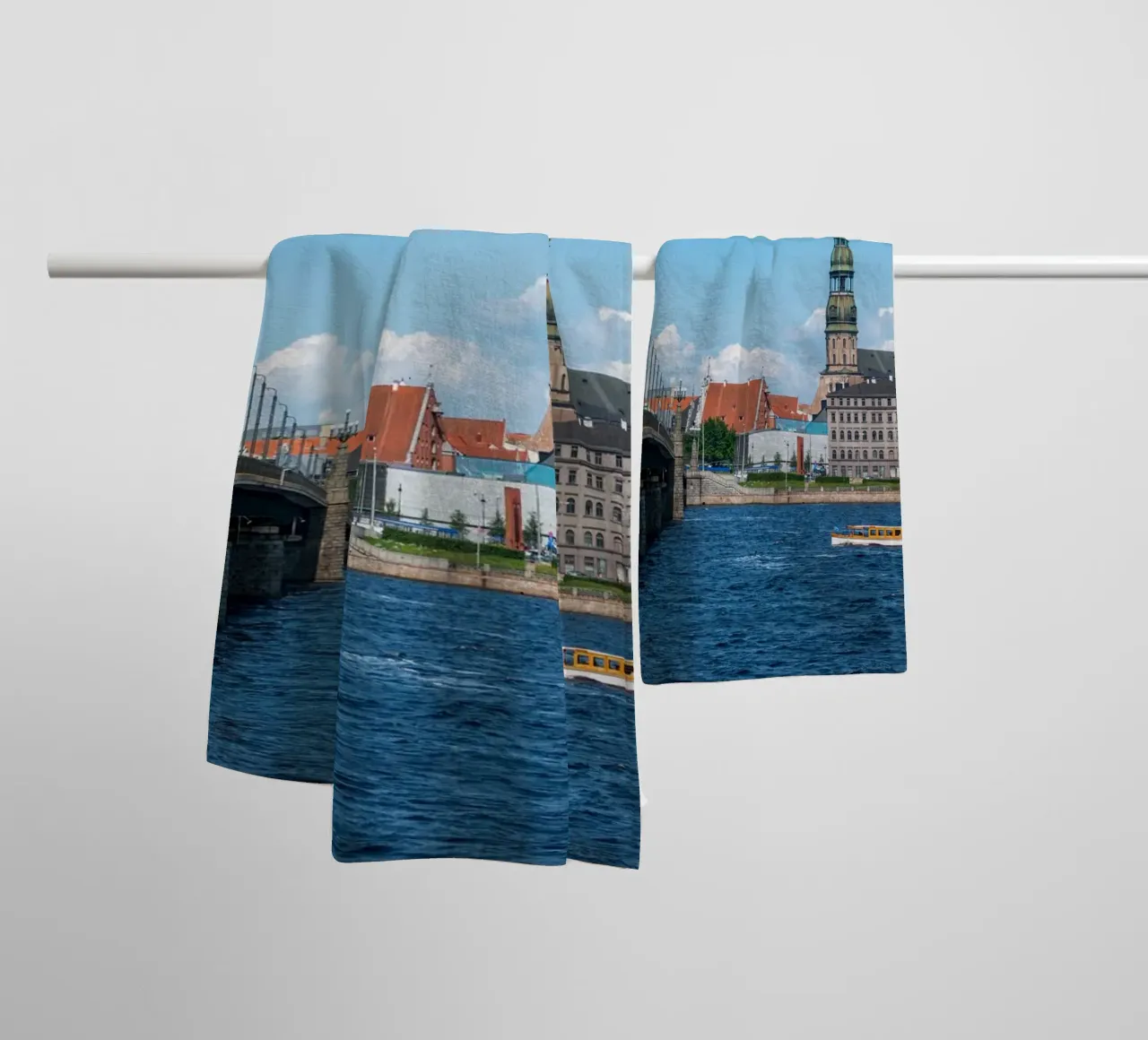 Vue de Riga, capitale de la Lettonie serviette de bain de anderm