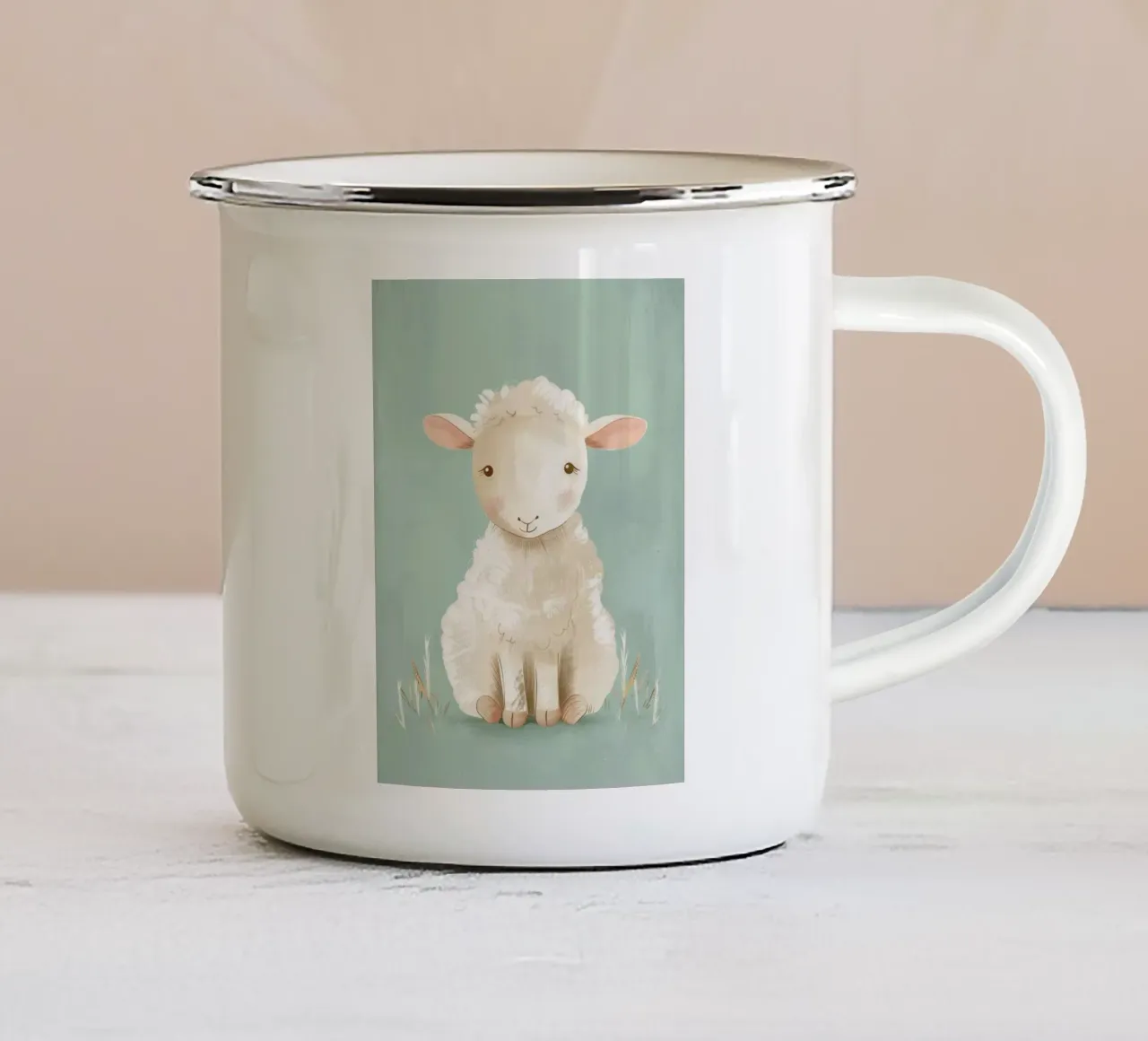 Carino cartone animato pecora seduta su uno sfondo verde con erba tazza in smalto da DesignDoodle