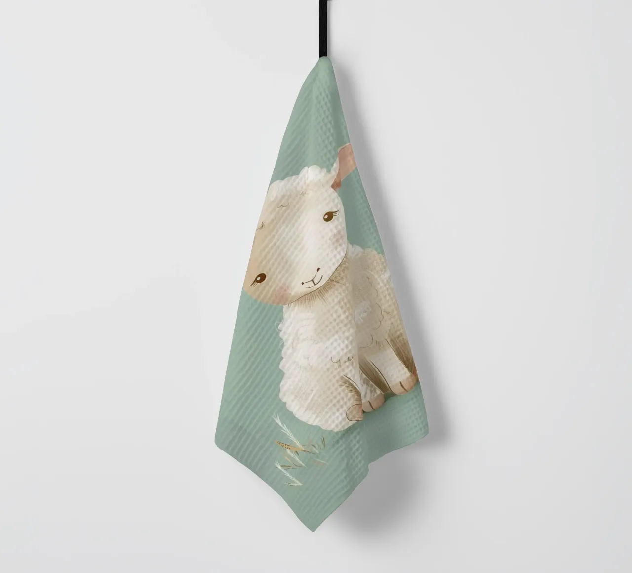 Mignon mouton de dessin animé assis sur un fond vert avec de l'herbe torchon de DesignDoodle