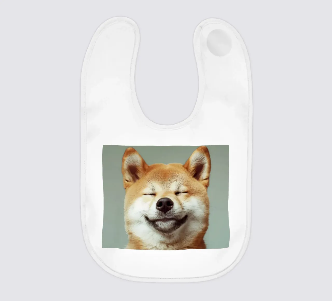 Shiba Inu felice con gli occhi chiusi e il cuore rilassato bavaglino da DesignDoodle