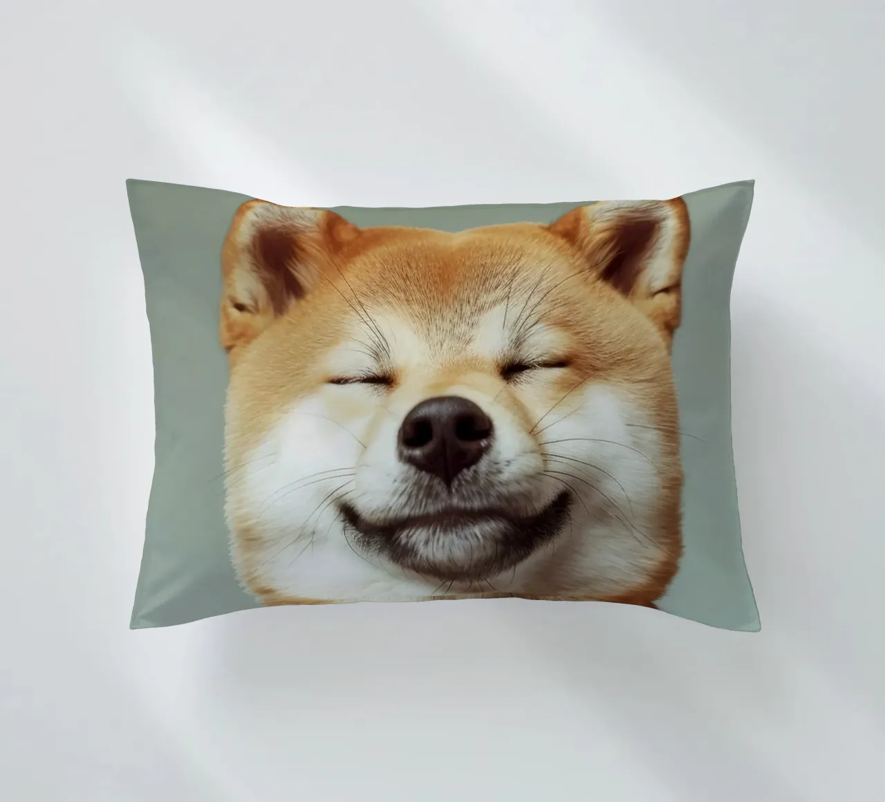 Shiba Inu felice con gli occhi chiusi e il cuore rilassato cuscino da DesignDoodle